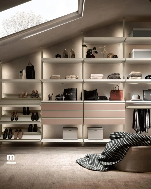 Una cabina cucita addosso.
La cabina armadio Virgo trasforma ogni spazio in un capolavoro su misura. Montanti a tutta altezza e soluzioni personalizzate per chi desidera più di un semplice guardaroba: un'esperienza sartoriale per i tuoi abiti. 
Abita design, via Nino Bixio 124, Vittoria.