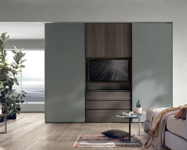 Grazie alle sue capienti cassettiere e al vano porta TV Vista, abbinato agli altri due moduli in maniera estremamente funzionale, l'armadio Gola arreda la zona notte alla perfezione.
Vieni a scoprire la qualità dei nostri armadi, ci trovi in via N. Bixio 124, a Vittoria.